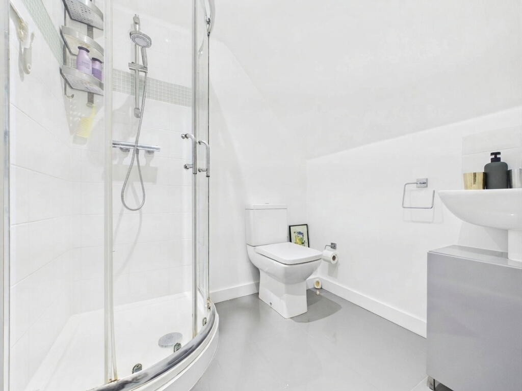 Reading Road, Winnersh, Wokingham, RG41 5HX photo 3