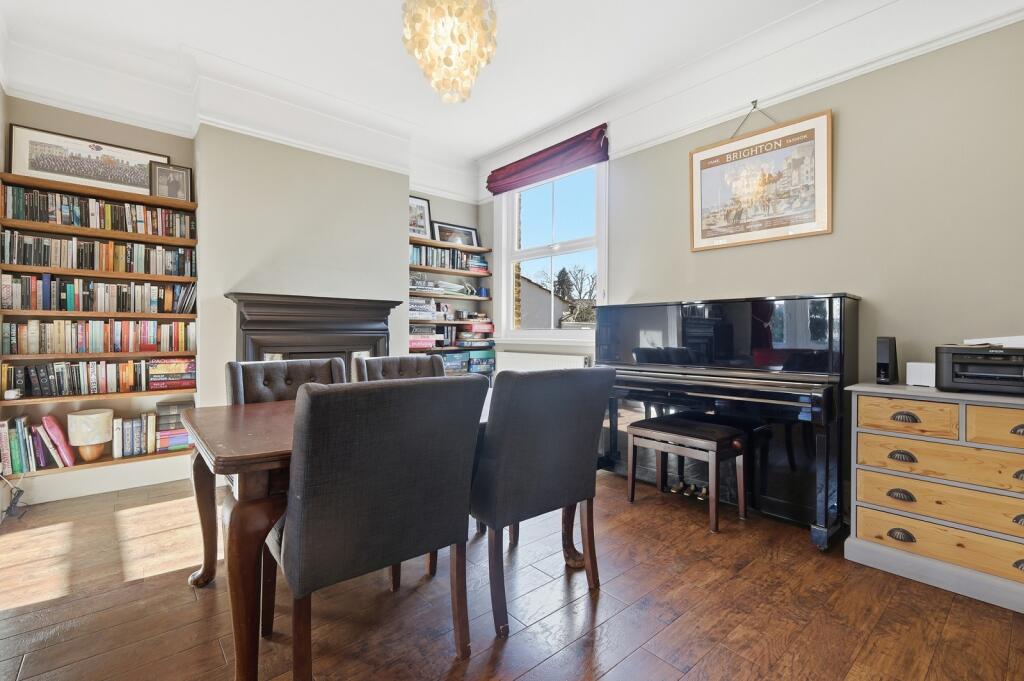 Falmouth Avenue, Highams Park , London. E4 9QR photo 3