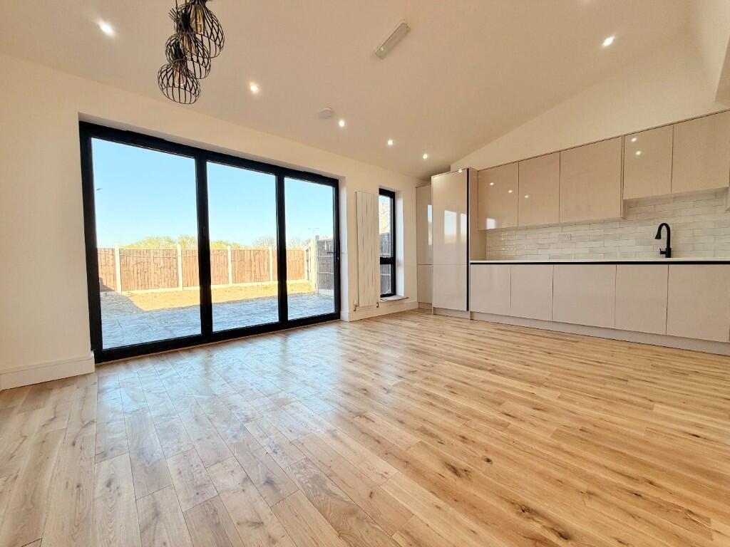 Freshwell Avenue, Chadwell Heath, London, RM6 photo 4