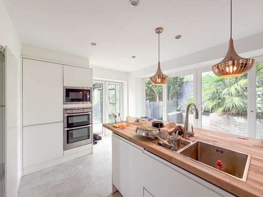 House in Newport - View 5