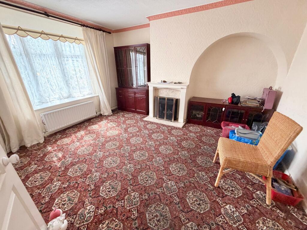 House in London, Scrattons Farm - View 2