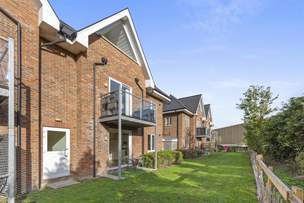 Apartment in High Wycombe, Sands - View 2