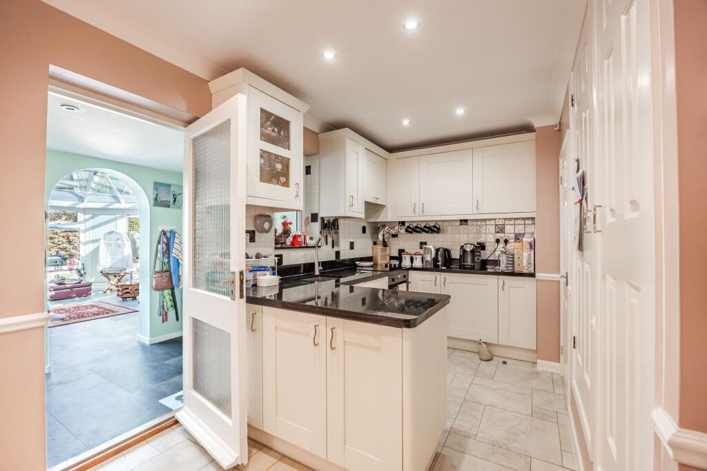 Spacious Detached Bungalow in Burgh Castle photo 3