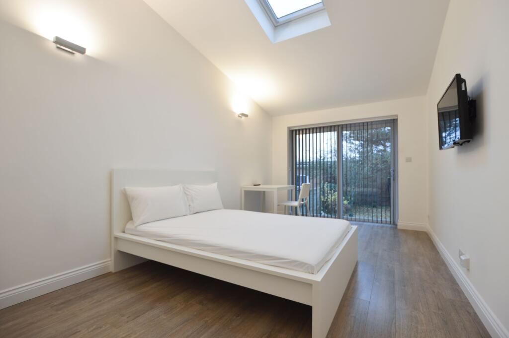 Main image of property: Room 2, 41 Woodland Way, Mill Hill