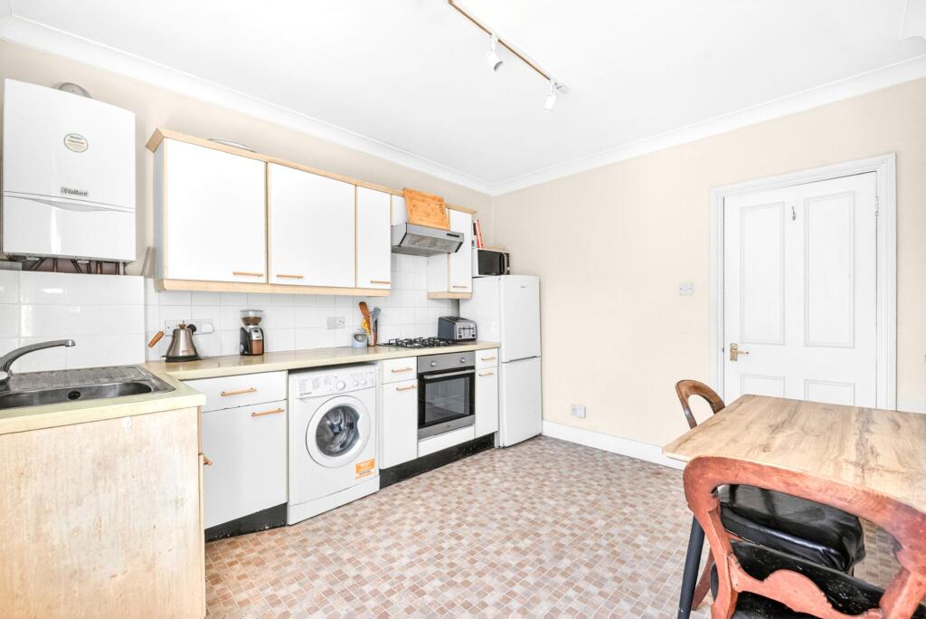 High Street, Hornsey, N8 - View 4