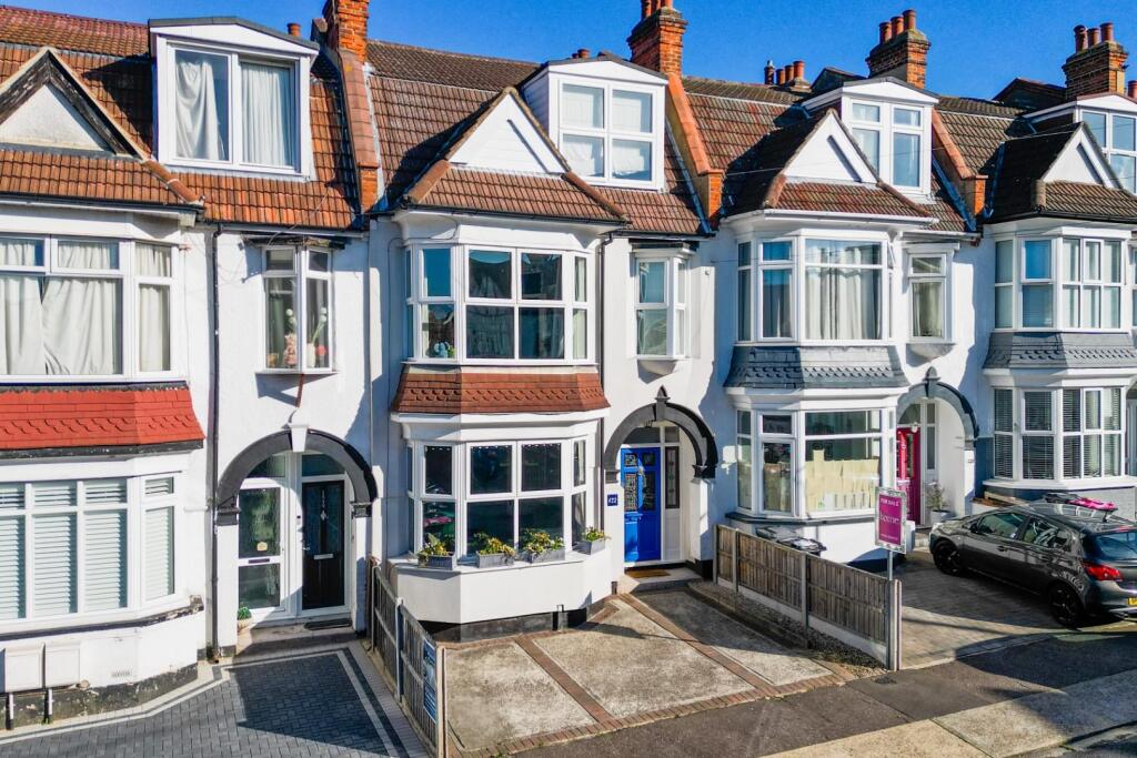 4-bed terraced on Oakleigh Park Drive, Leigh-On-Sea, £650,000