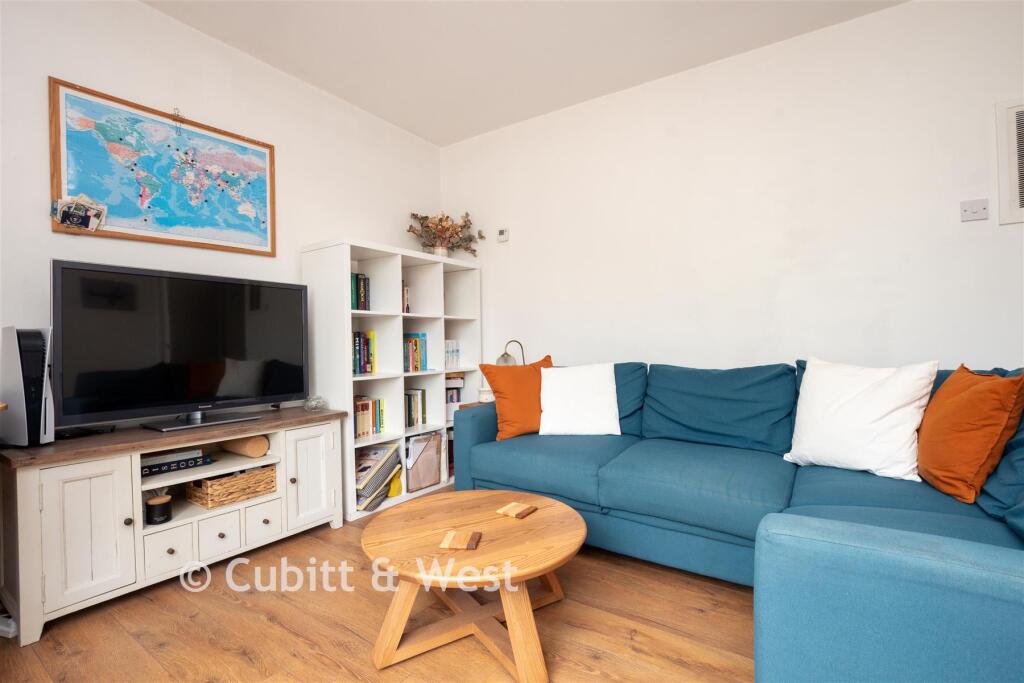 Apartment in Mole Valley, Surrey - View 2