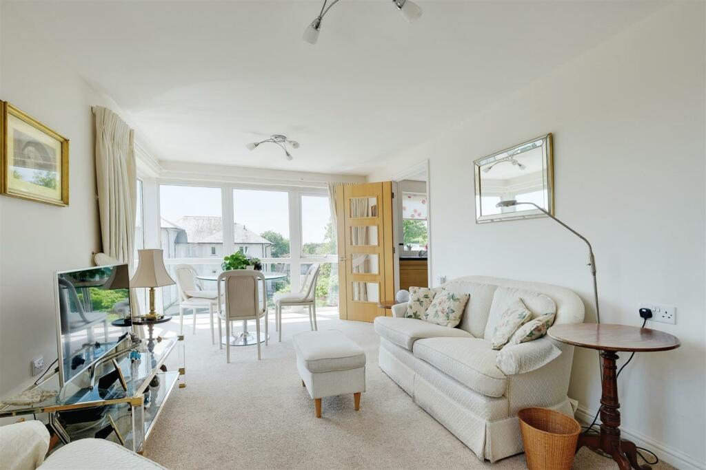Farringford Court, Avenue Road, Lymington, Hampshire, SO41 9PA photo 3