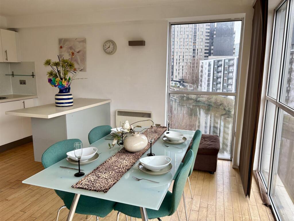 Apartment in Salford, Greater Manchester - View 4