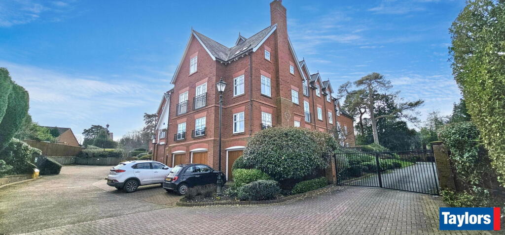 2-bed flat on Kinver Mount, Comber Grove, Kinver, Nr Stourbridge, South Staffordshire, DY7 6EY, £300,000