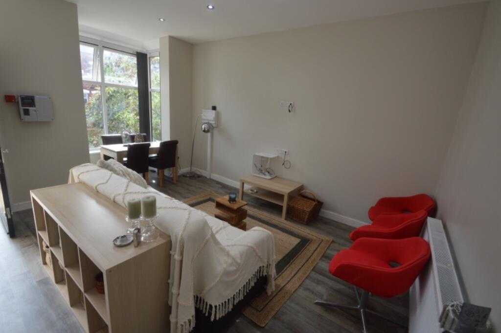 House in Leeds, West Yorkshire - View 3