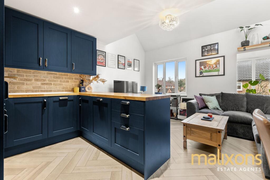 Worthington Close, Mitcham, CR4 photo 2