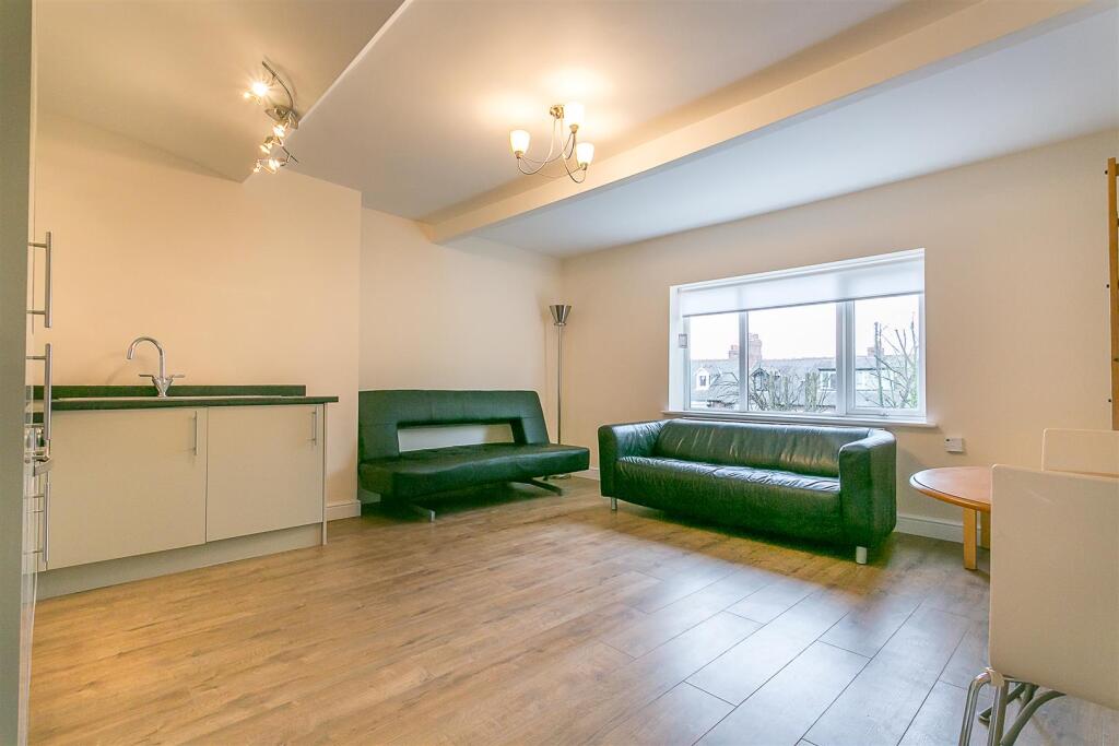 Apartment in Newcastle upon Tyne - View 4