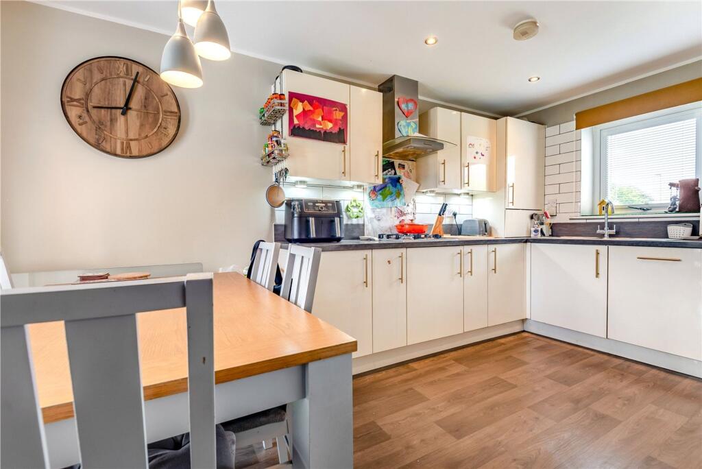 9, Parkland Avenue, Dawley, TF4 photo 4