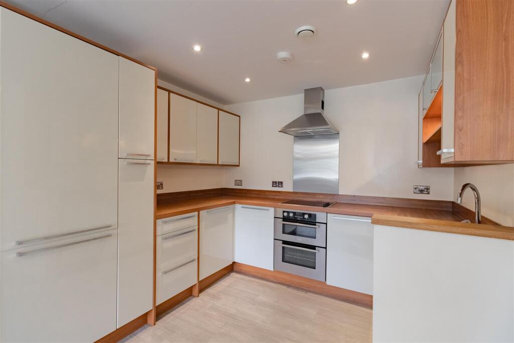 Apartment in Cheltenham, Gloucestershire - View 4