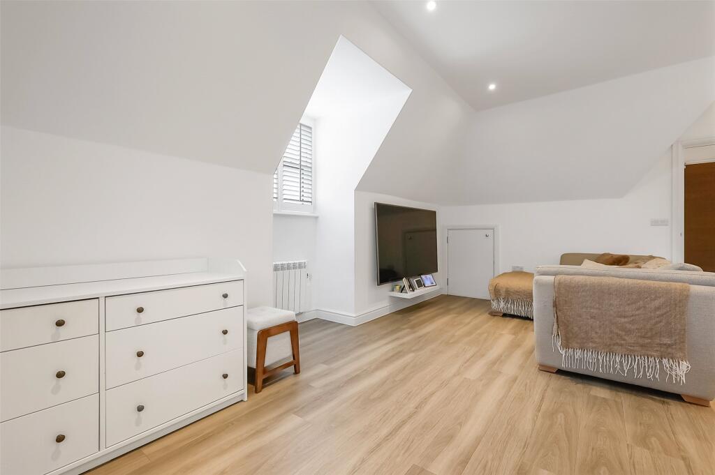 Apartment in Redhill, Reffles Bridge, Meadvale - More