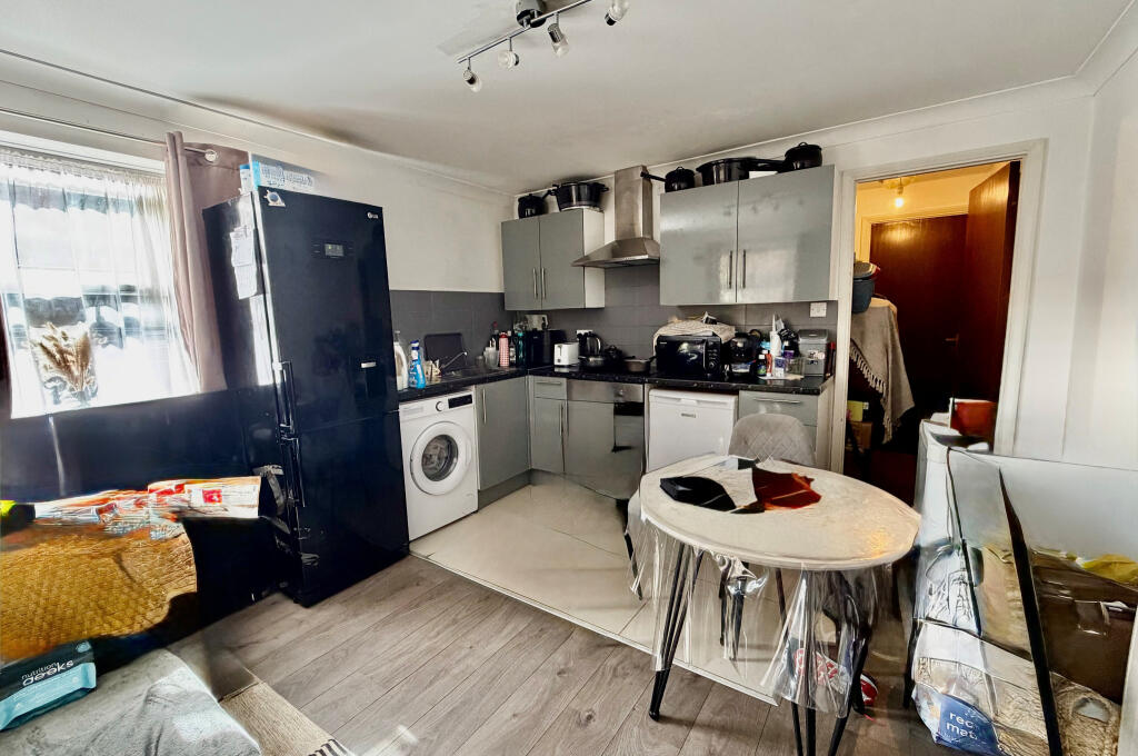 Apartment in Slough - View 4