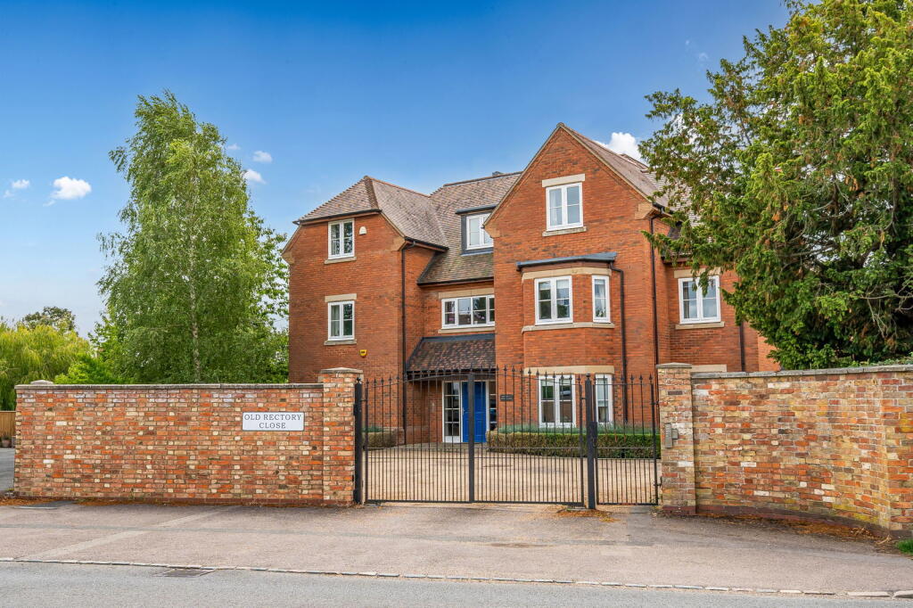 2-bed flat on Old Rectory Close, Winslow, £525,000