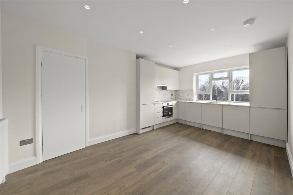 Apartment in London, Ruislip Gardens Retail - More