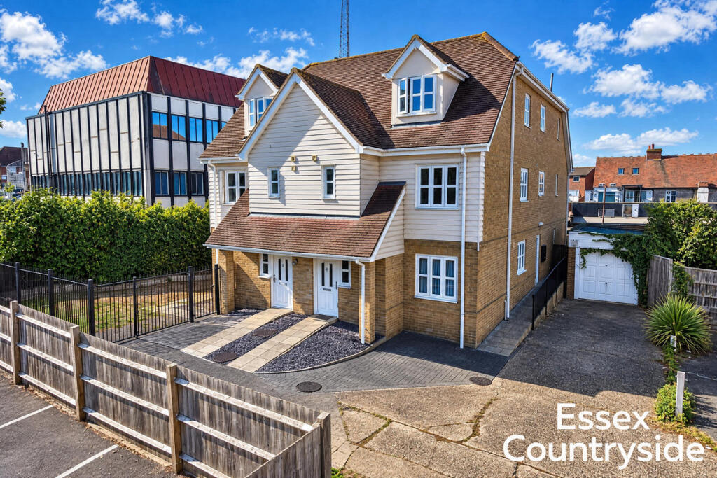2-bed flat on Eastwood Road, Rayleigh, SS6, £220,000