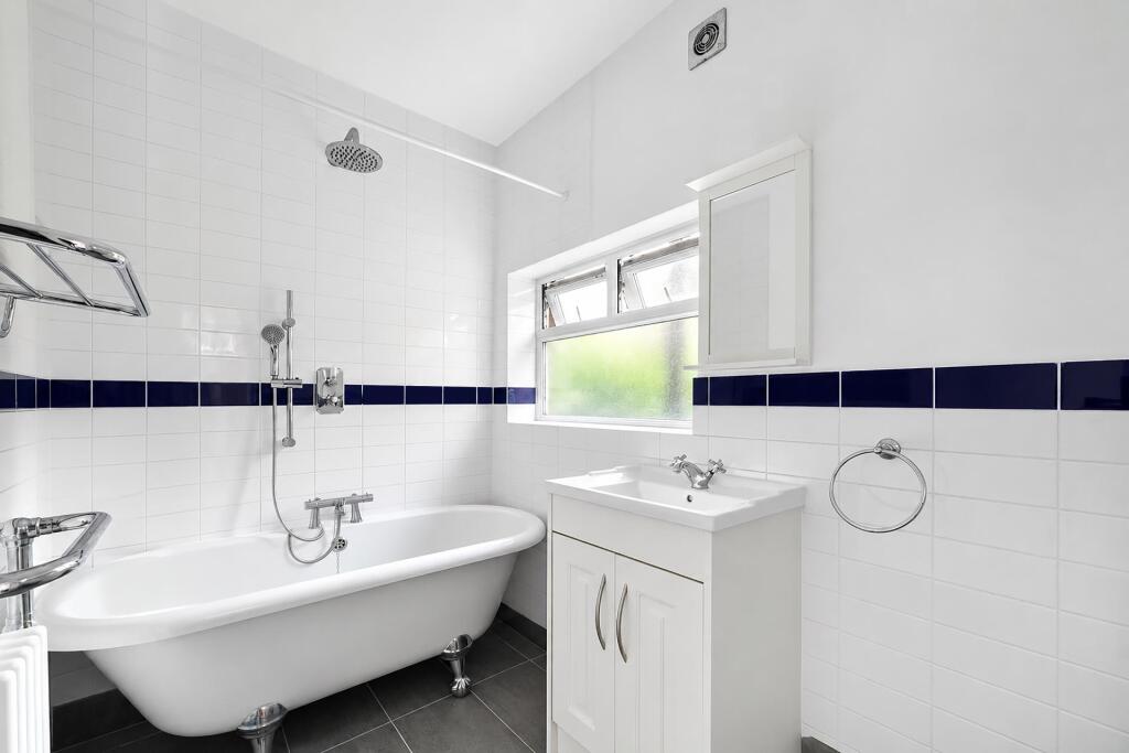 Apartment in Brentford, London Borough of Hounslow - View 2