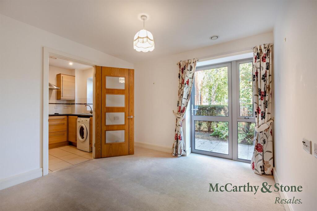 Apartment in Redhill - View 2