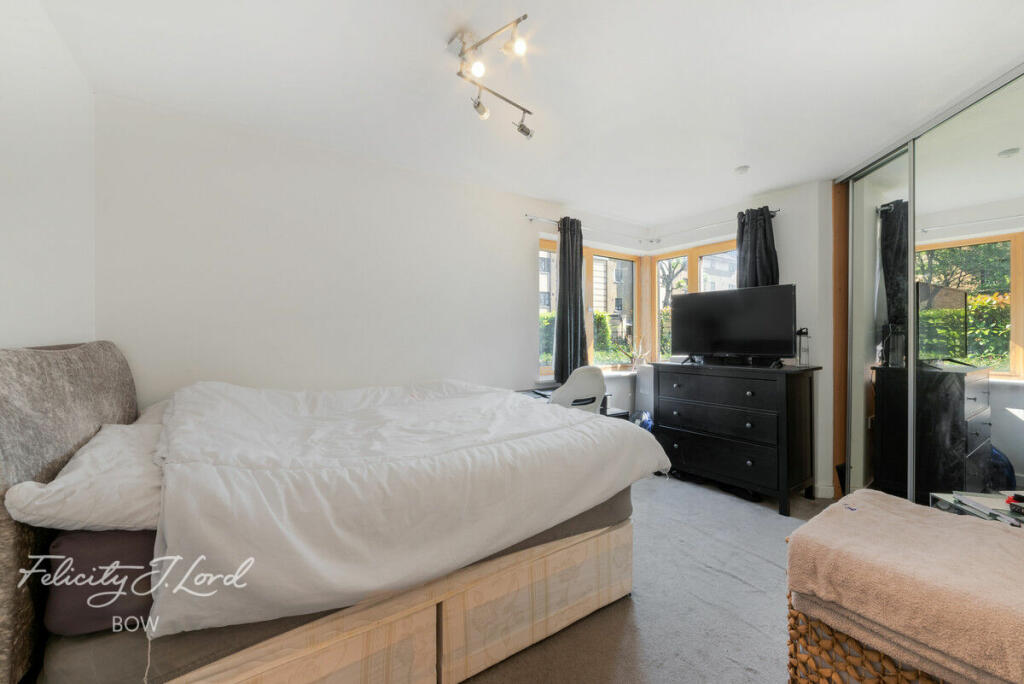 2-bed flat on Pancras Way, London, £375,000
