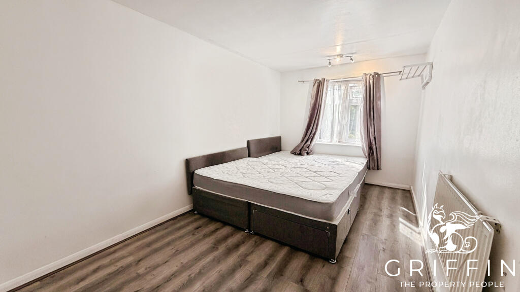 Apartment in Romford - View 3
