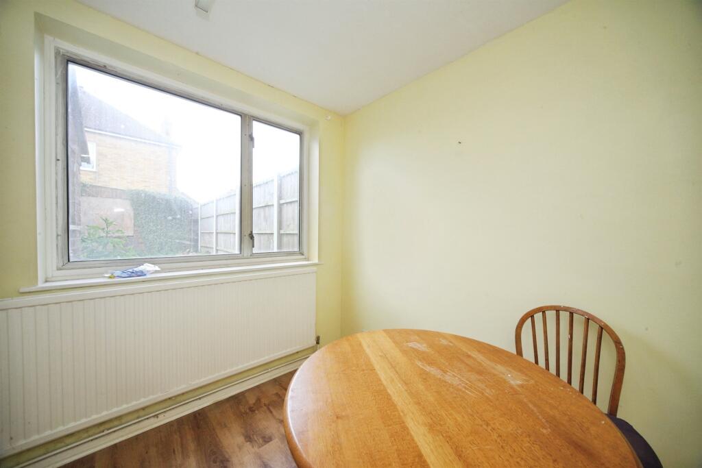 House in Houghton Regis, Central Bedfordshire - View 5