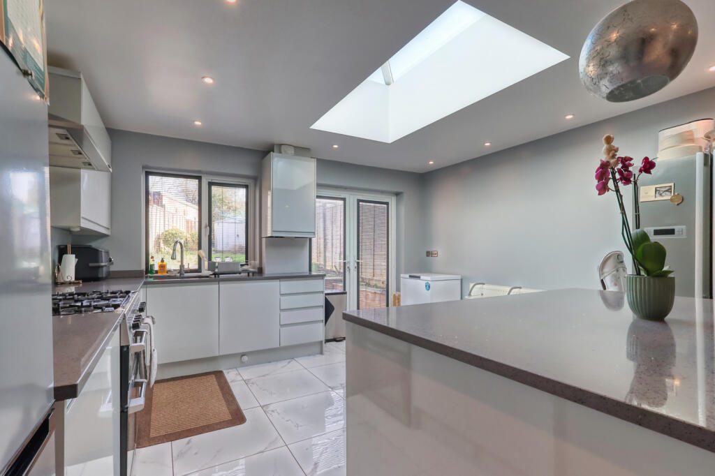 Spearing Road, High Wycombe, HP12 - View 5
