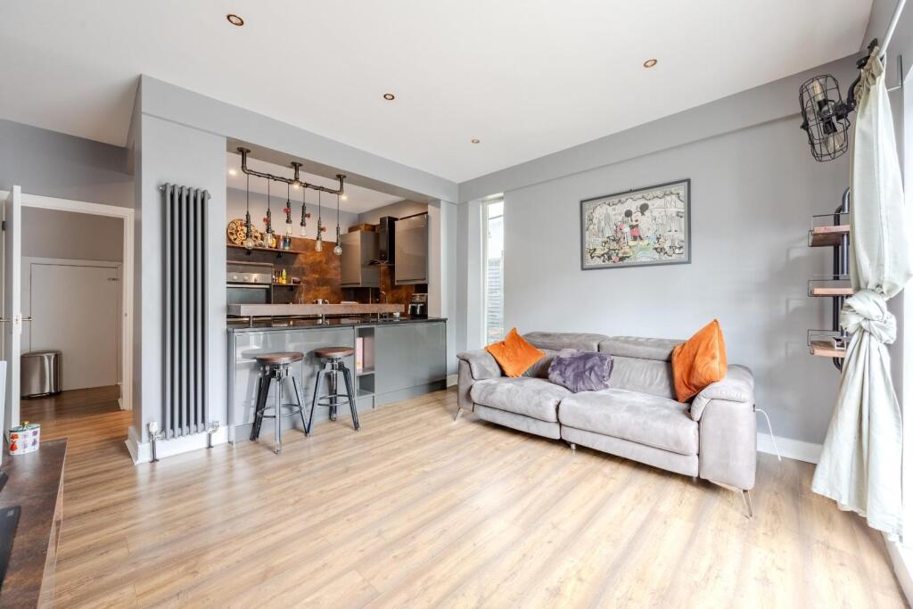 Apartment in Southend-on-Sea - View 4