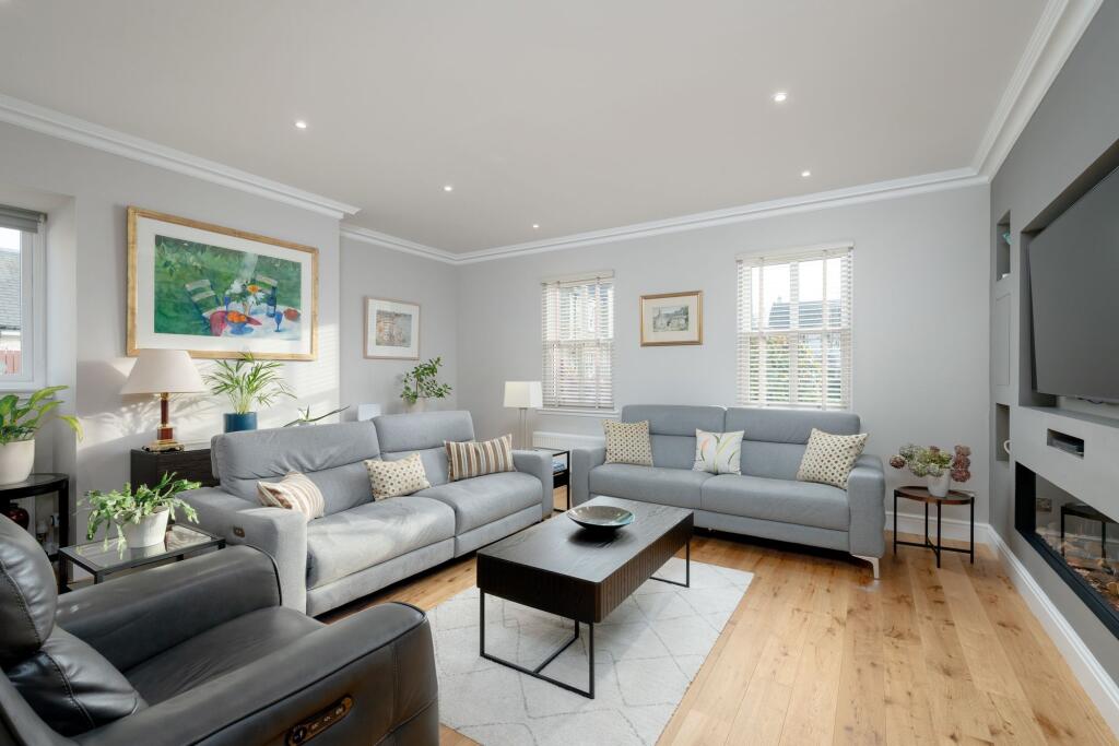 House in Lugton, Eskbank - More