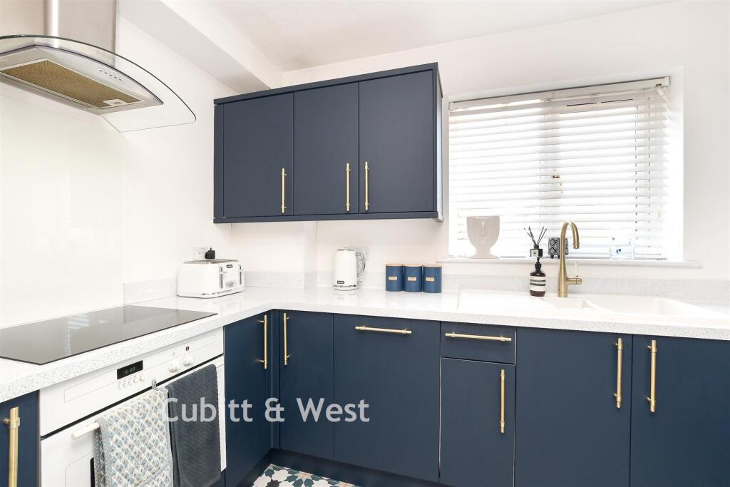 Apartment in Sutton - View 5
