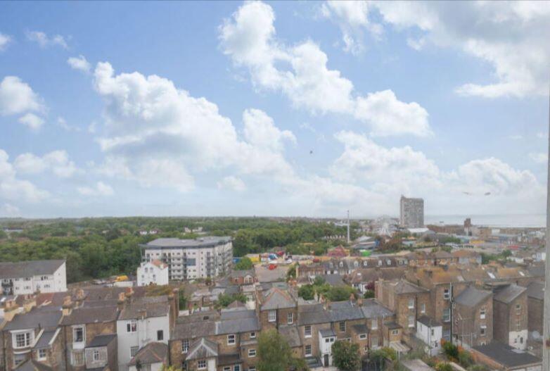 Flat 8, 188 High Street, Margate, Kent, CT9 1JZ photo 5