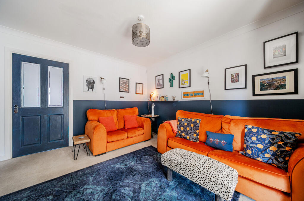 House in Abermule, Llandyssil - More