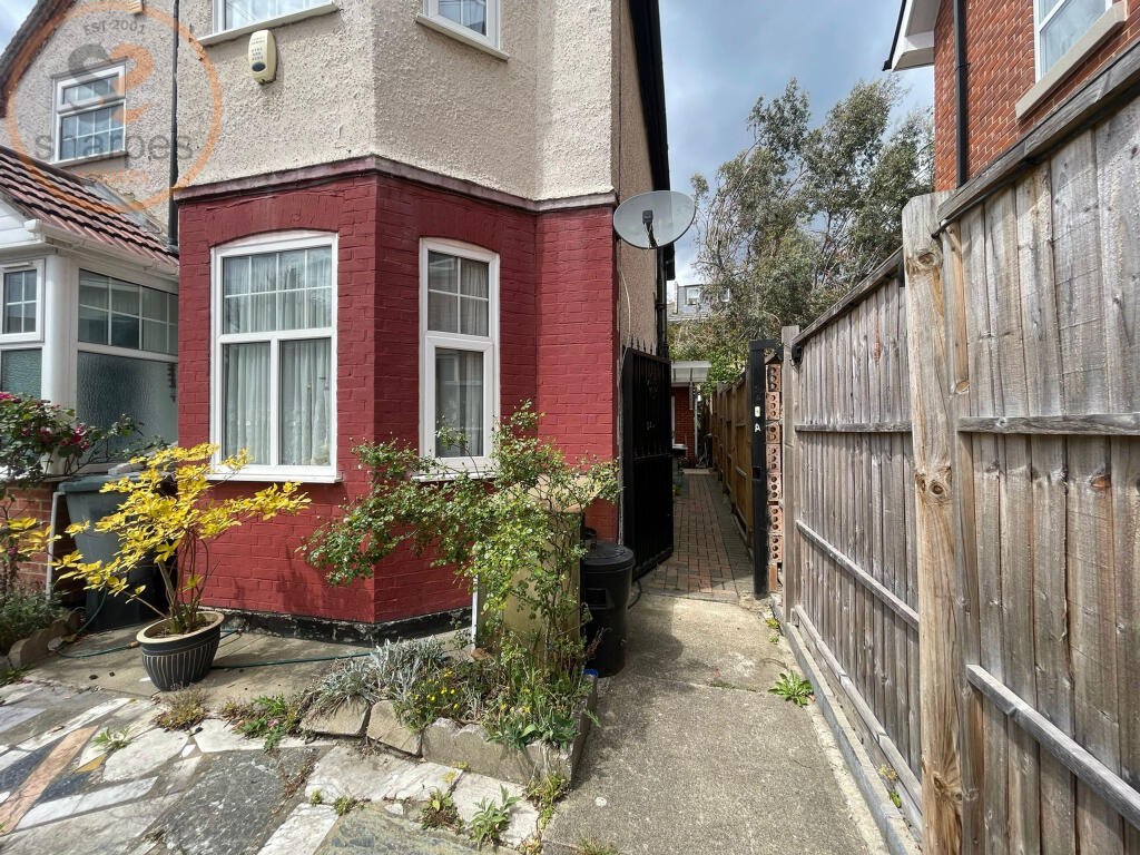 Main image of property: Studio flat Glenburnie Road, London, Greater London