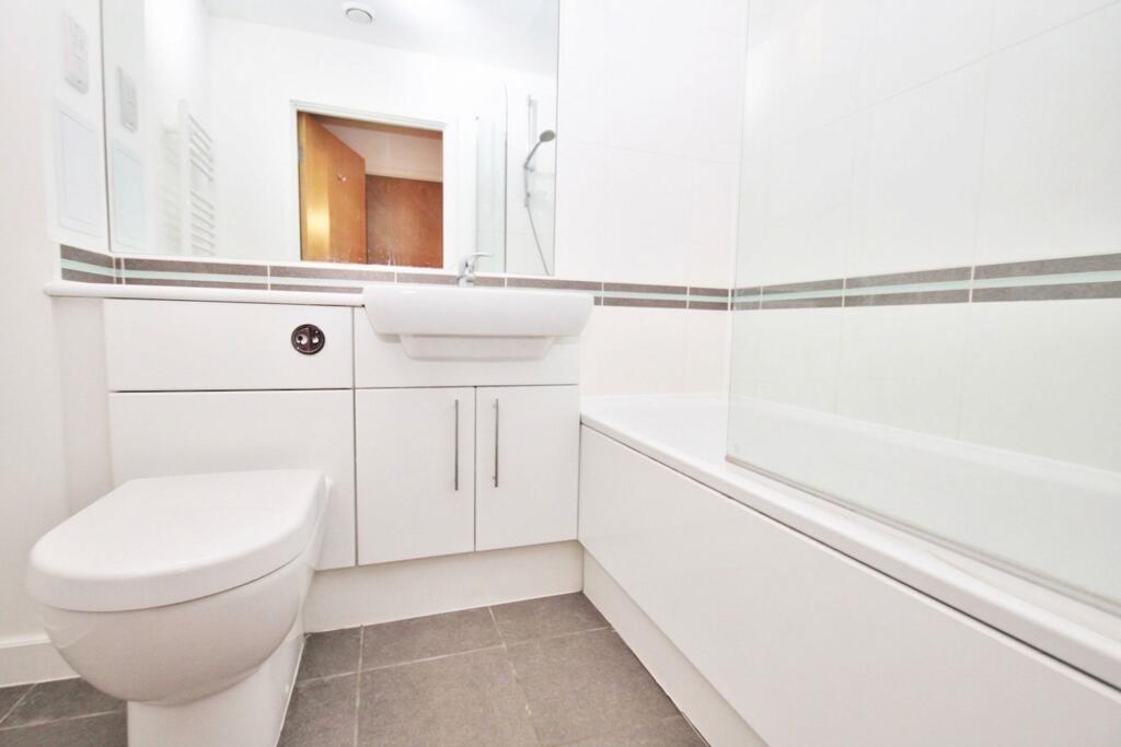 Apartment in Southall - More