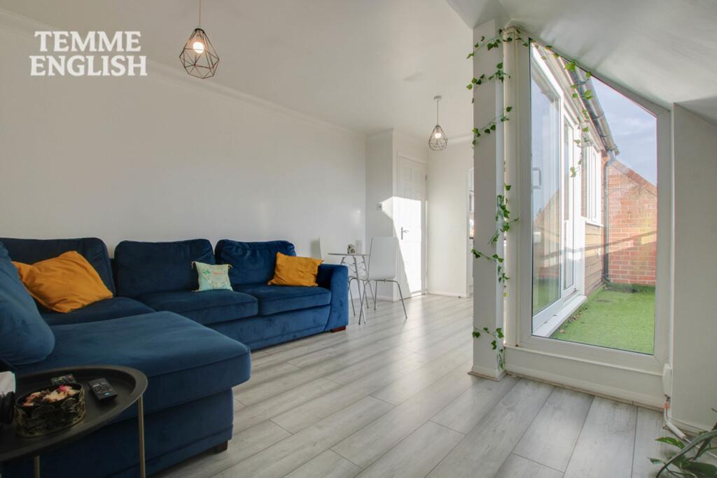 Apartment in Southend-on-Sea - View 3