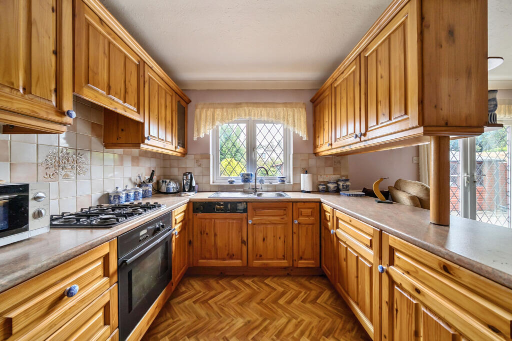 Willow Avenue, Denham, Uxbridge photo 4