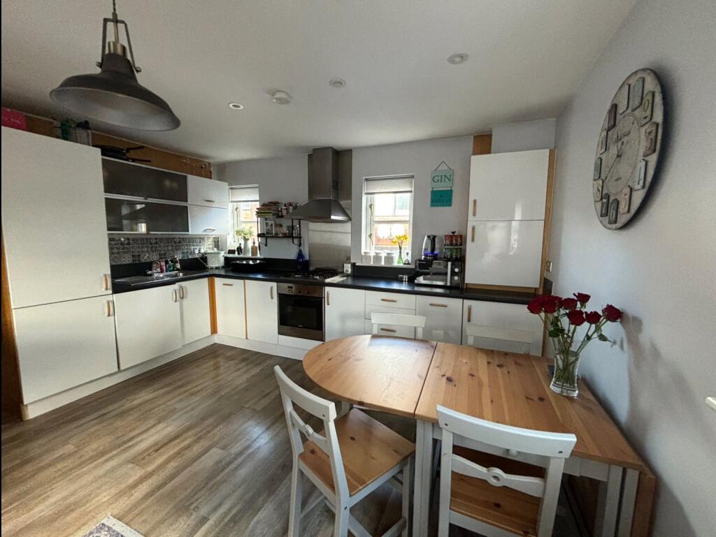 Apartment in Brentwood, Essex - View 2