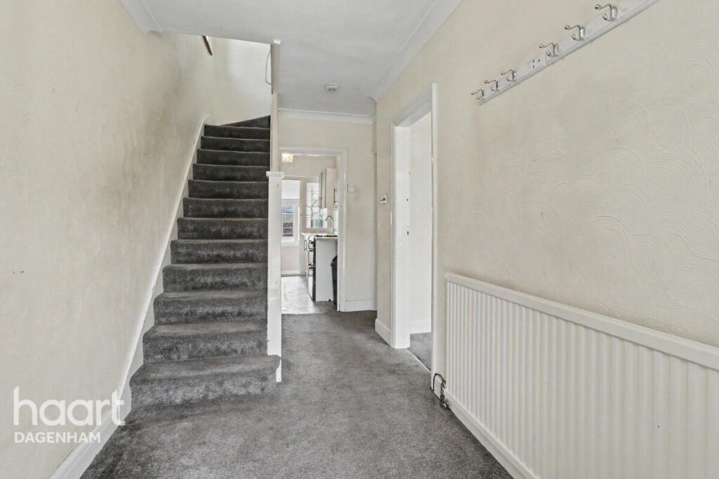 Review Road, Dagenham - View 4
