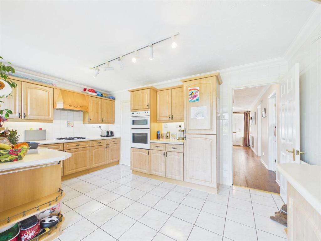 House in Aylesbury, Watermead - View 5