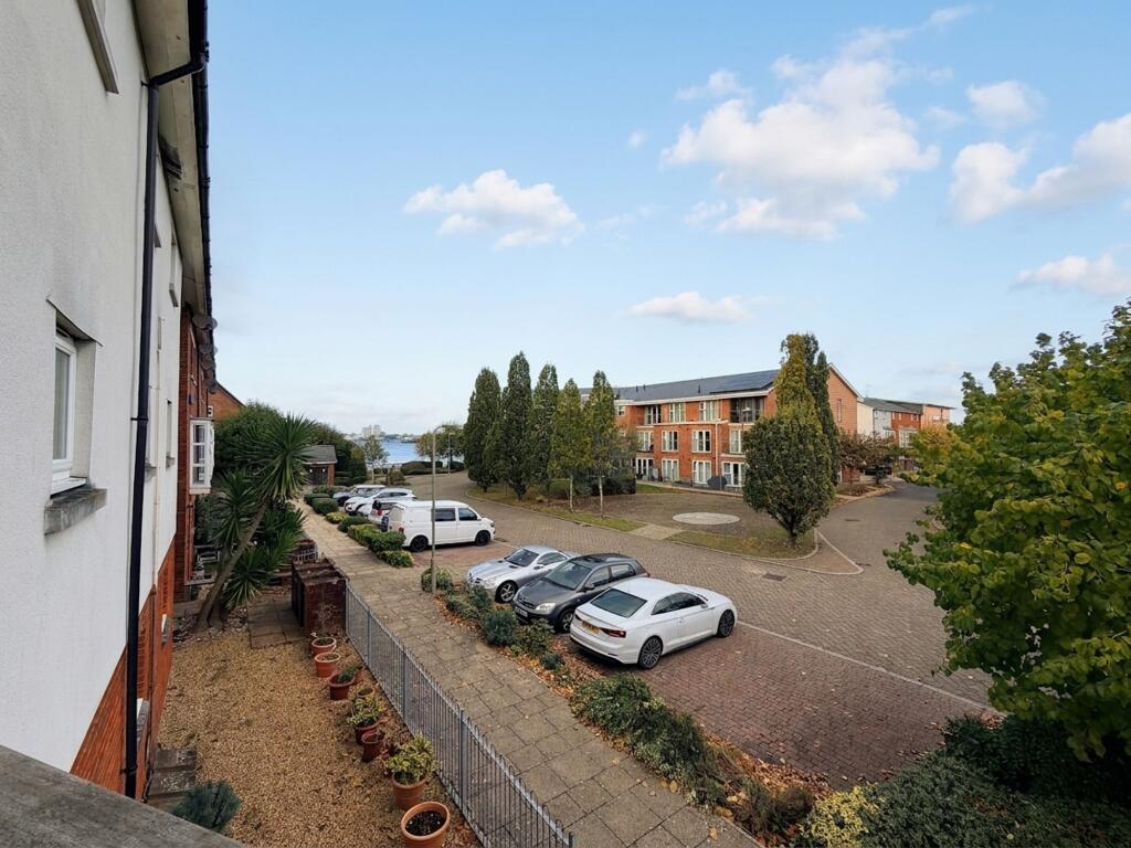 Emerald Crescent, Hythe, SO45 photo 4