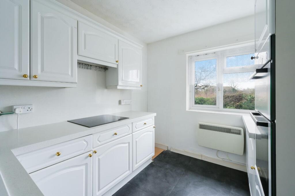 Henbit Close, Tadworth photo 4