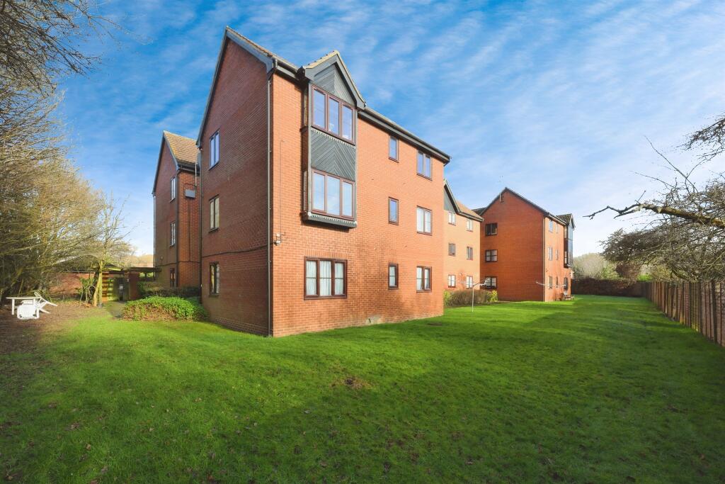 2-bed flat on Tempsford, Welwyn Garden City, £250,000