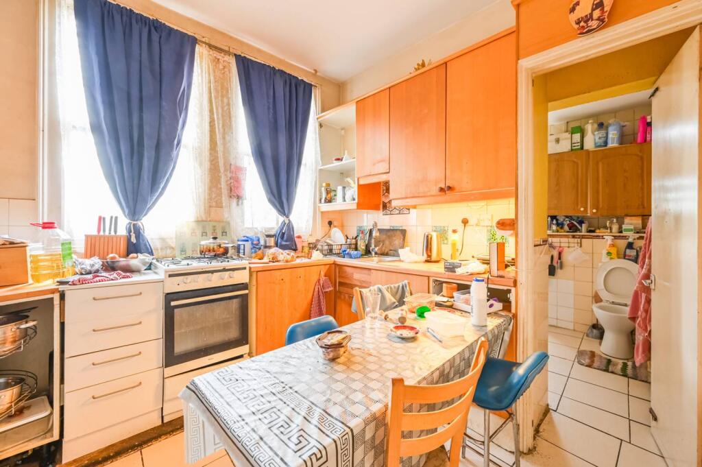 2-bed flat on WHITE HART LANE, Wood Green, London, N22, £450,000