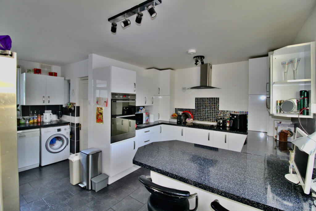 Somerset Crescent, Melksham, Wiltshire photo 3