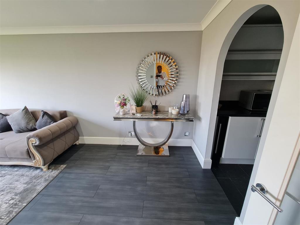 Apartment in Romford - View 4