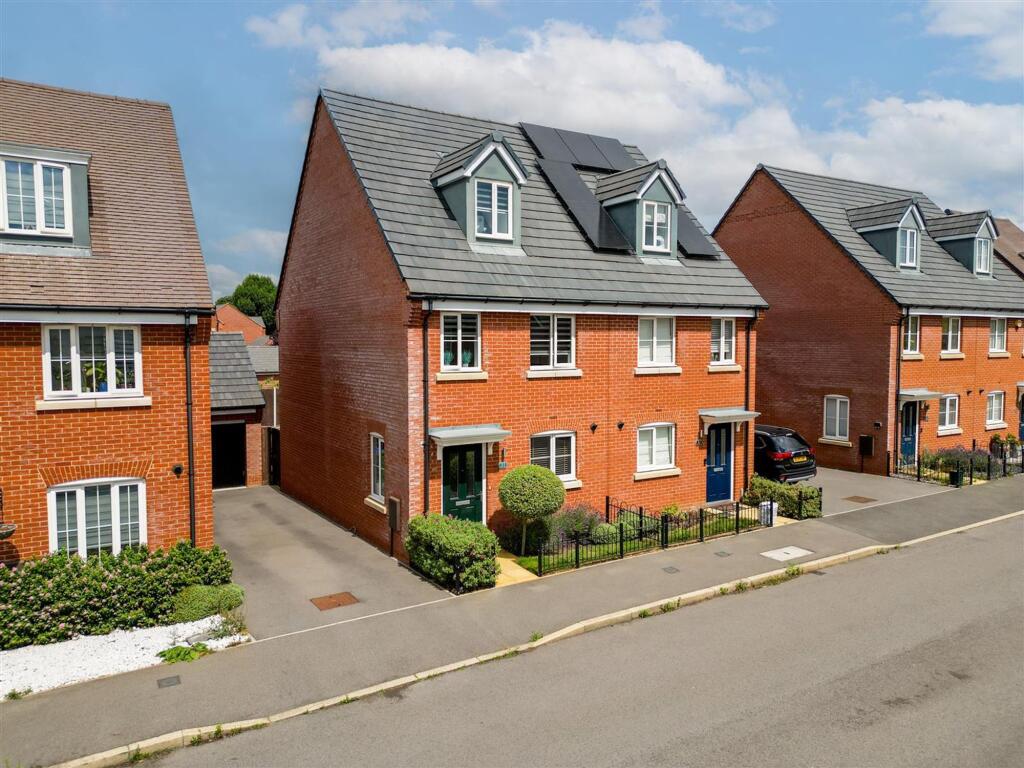 3-bed semi-detached on Calville Gardens, Aylesbury, HP18, £425,000