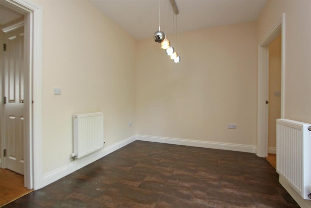 House in Sutton - View 4
